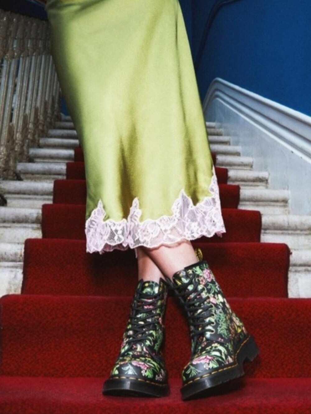 DR. MARTENS 1460 FLORAL BLOOM LEATHER LACE BOOTS. SIZE 5
